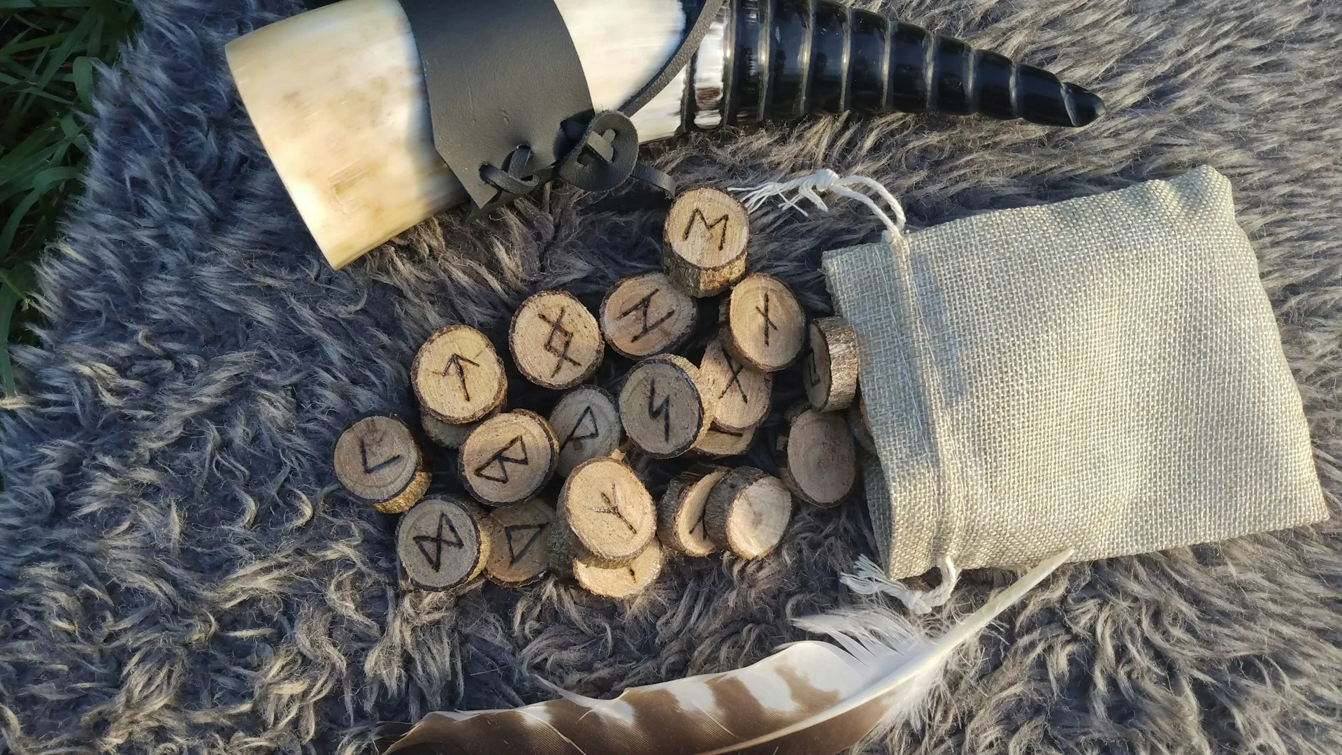 Nordische Runensteine aus Holz mit eingeschnitzten Runenzeichen